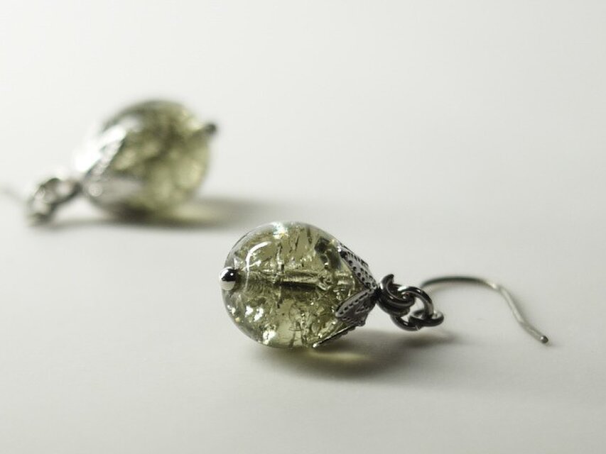 チェコ・クラックルの一粒ピアス　こおりっぽい