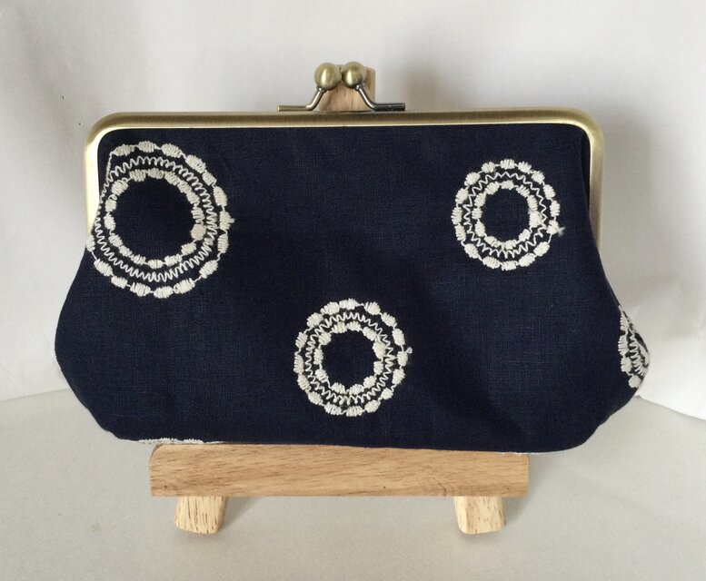プレミアムリネン　刺繍　がま口コスメポーチ　　
