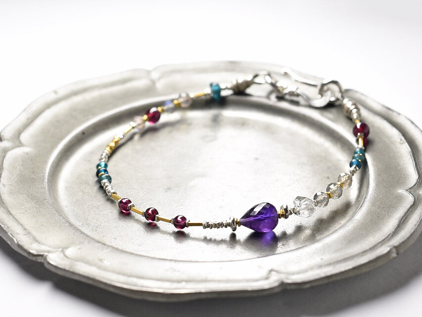 雫アメジストとハーキマーダイヤモンド、ガーネット、ラブラドライト、アンティークビーズカレンシルバービーズの華奢なブレス
