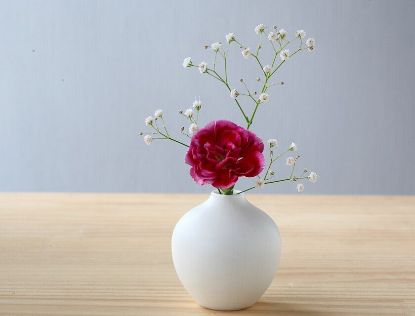 白い磁器の丸い一輪挿し