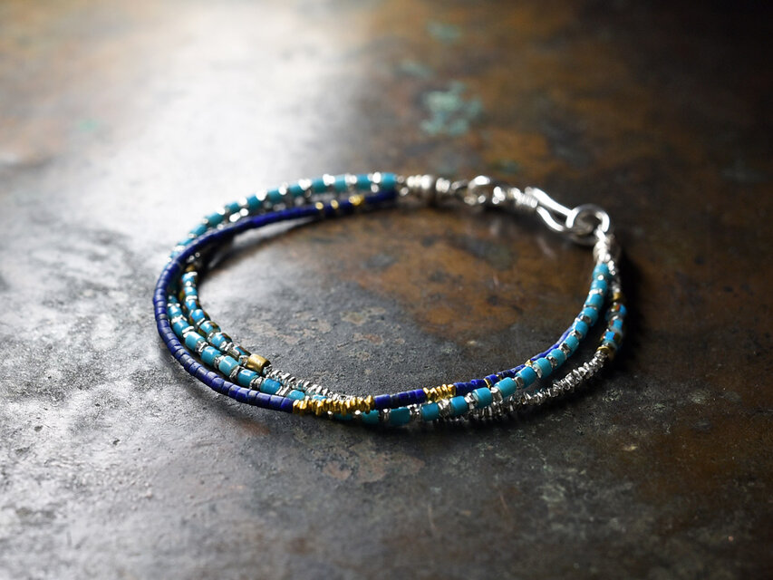 2種類のターコイズブルーホワイトハーツとラピス、カレンシルバーの3連ブレス