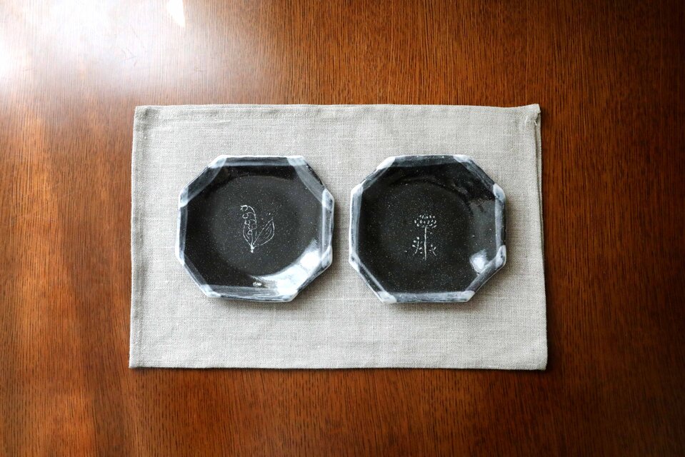 [SALE]象嵌の花模様 黒御影土の八角皿 2枚セット