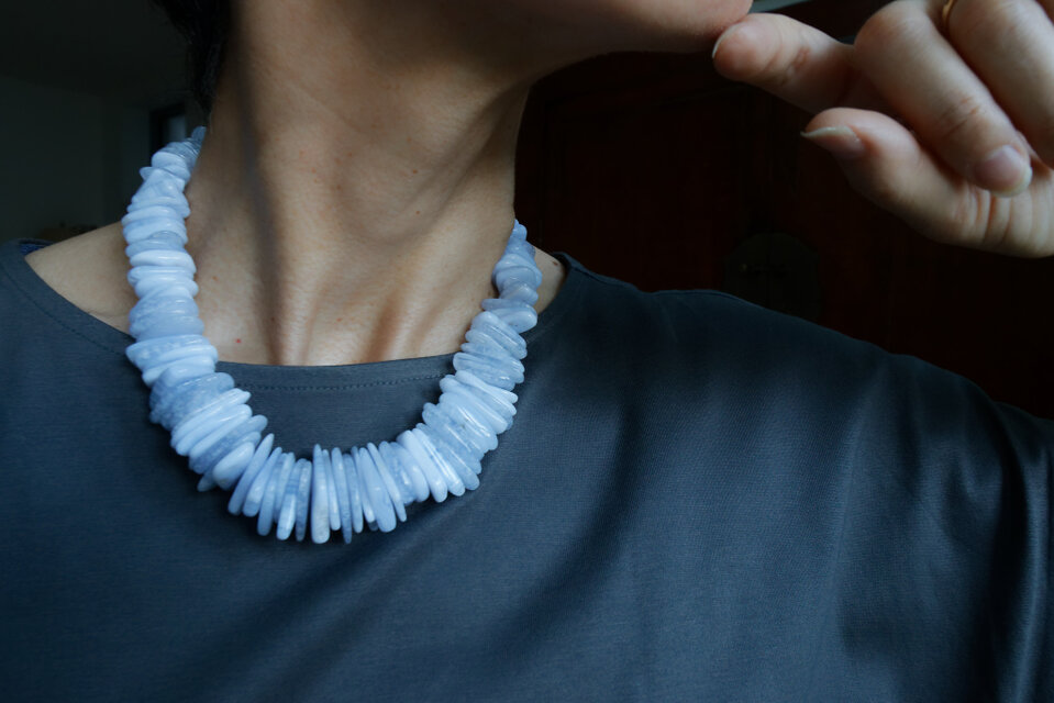 ブルーカルセドニーのボリュームネックレス