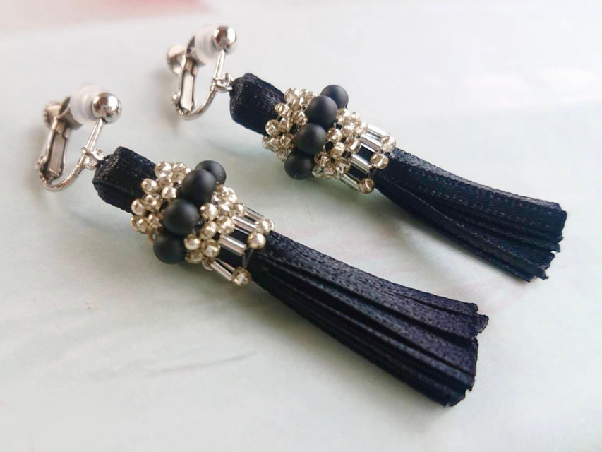 ブラックタッセルイヤリング