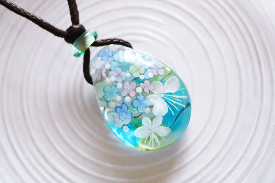 紫陽花と白蝶草のとんぼ玉ガラスペンダント