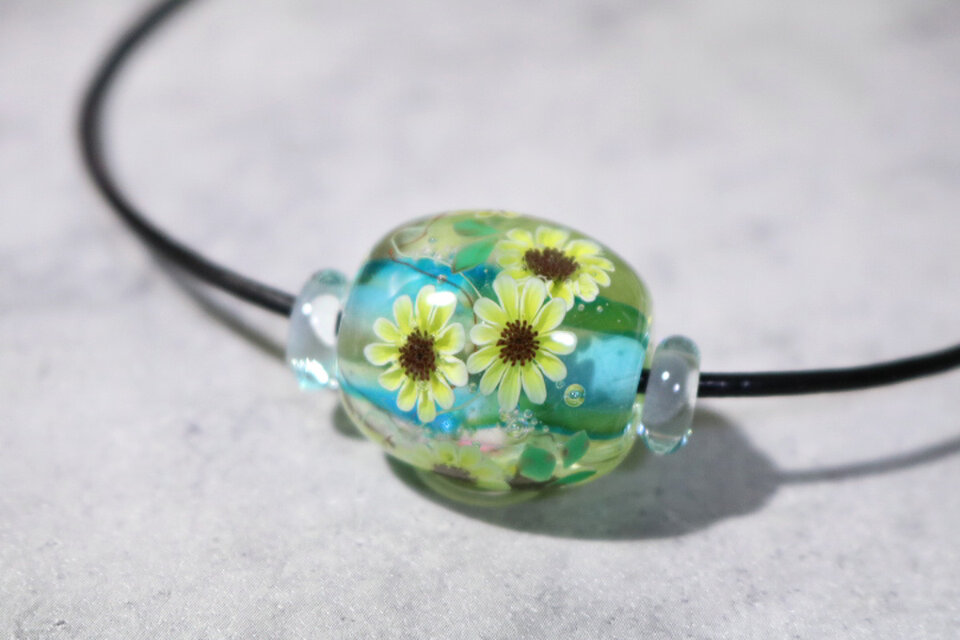 ひまわりのとんぼ玉（ガラス玉） | iichi 日々の暮らしを心地よくする