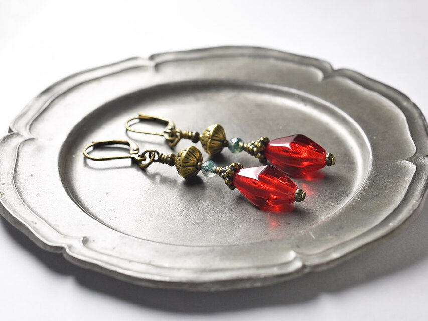 真っ赤なチェコビーズとモスアゲート、蓮華ブラスのピアス