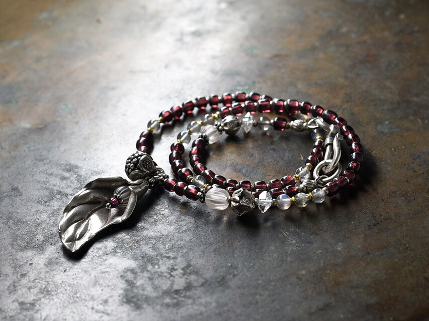 カレンシルバートップとパープルアンティークビーズ、グーズベリーとラブラドライトのネックレス