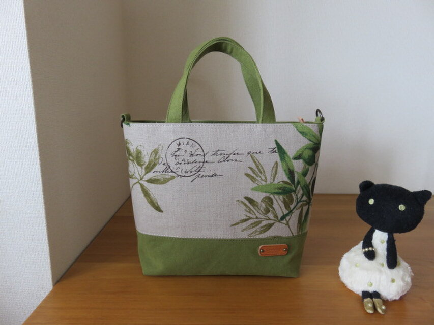 オリーブ柄生地とバイオウオッシュ帆布のファスナー付き２wayトートバッグ