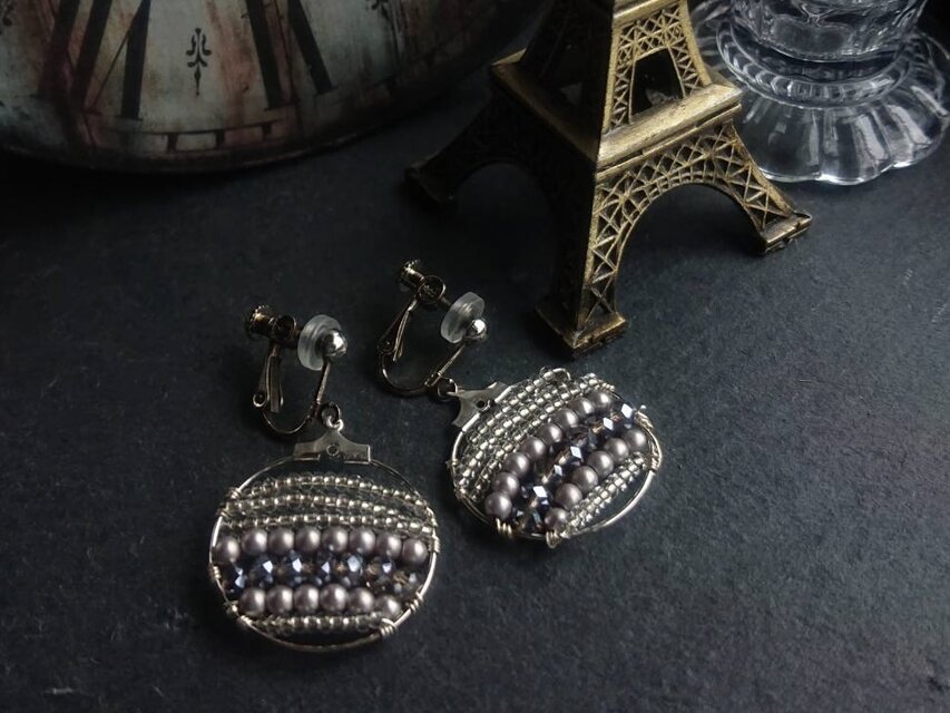 モノトーンカラーのフープイヤリング（ピアス）