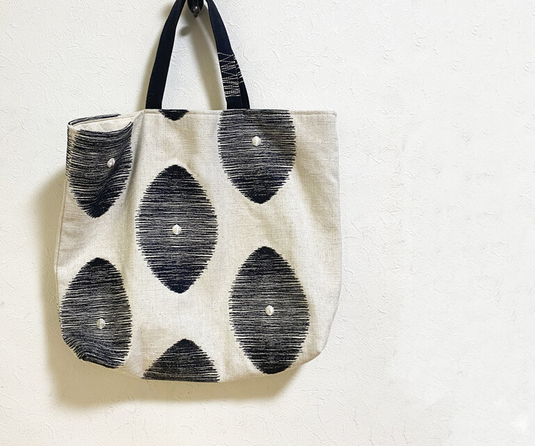 モノトーンオーバル柄のトートかばん . 2