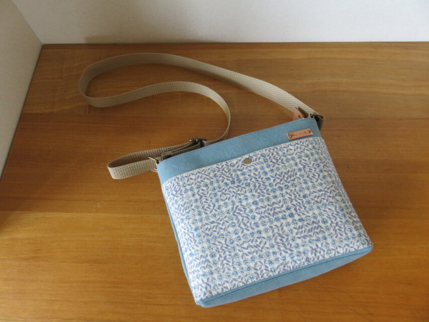 リバティ スリーピングローズとバイオウオッシュ加工帆布のショルダーバッグ