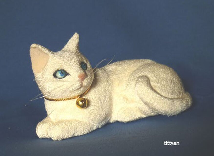 縮緬猫フィギュア　青い目の白猫