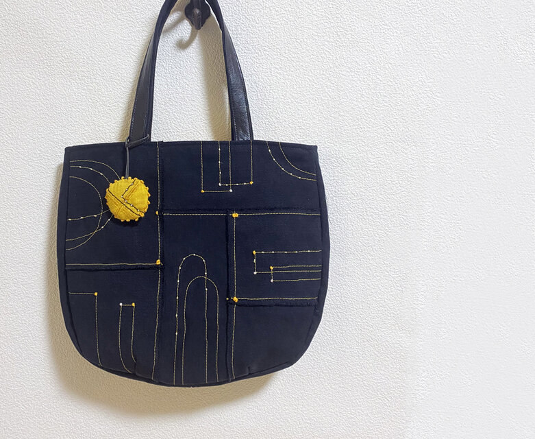 幾何学刺繍の黒いかばん