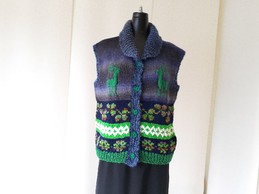 紺の段染め糸とグリーンのカウチン模様の編み込みベスト