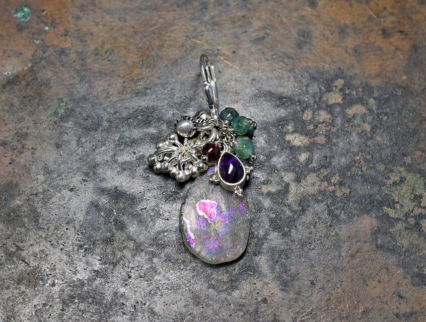 クリア銀化ローマングラスとシルバー枠アメジスト、モスアゲート、ガーネットとしゃらりとしたカレンシルバー、鈴の片耳ピアス