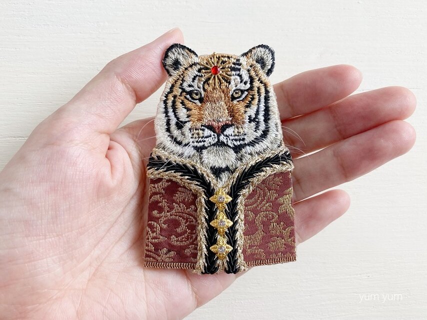 高貴な動物刺繍ブローチ10【トラ】 | iichi 日々の暮らしを心地よく