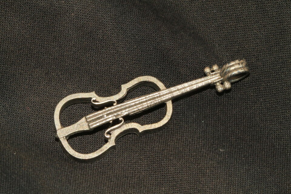バイオリン型アクセサリー高級希少コバルト製 | iichi 日々の暮らしを ...