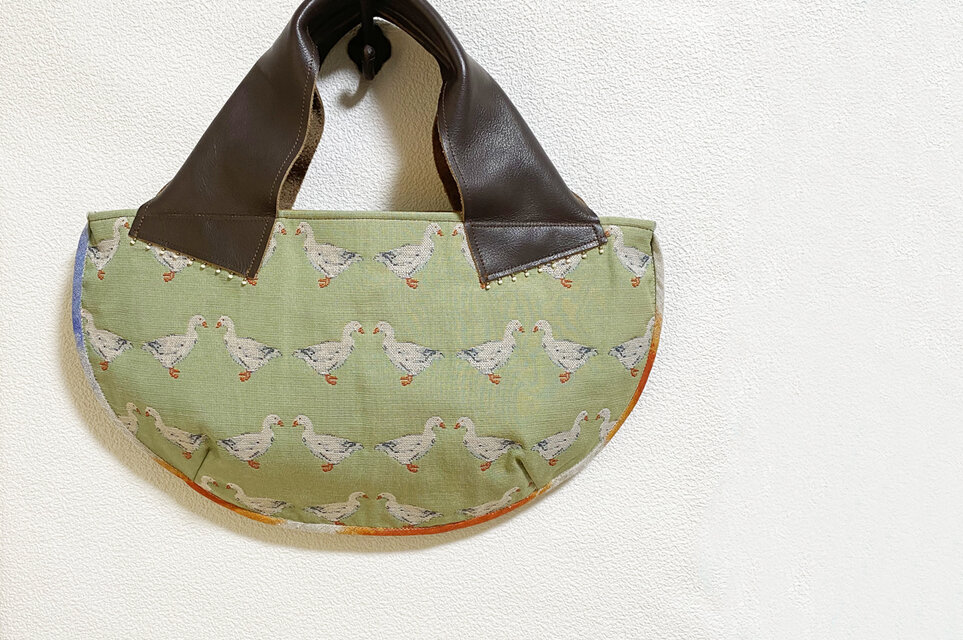 かわいいアヒル柄の半円型かばん