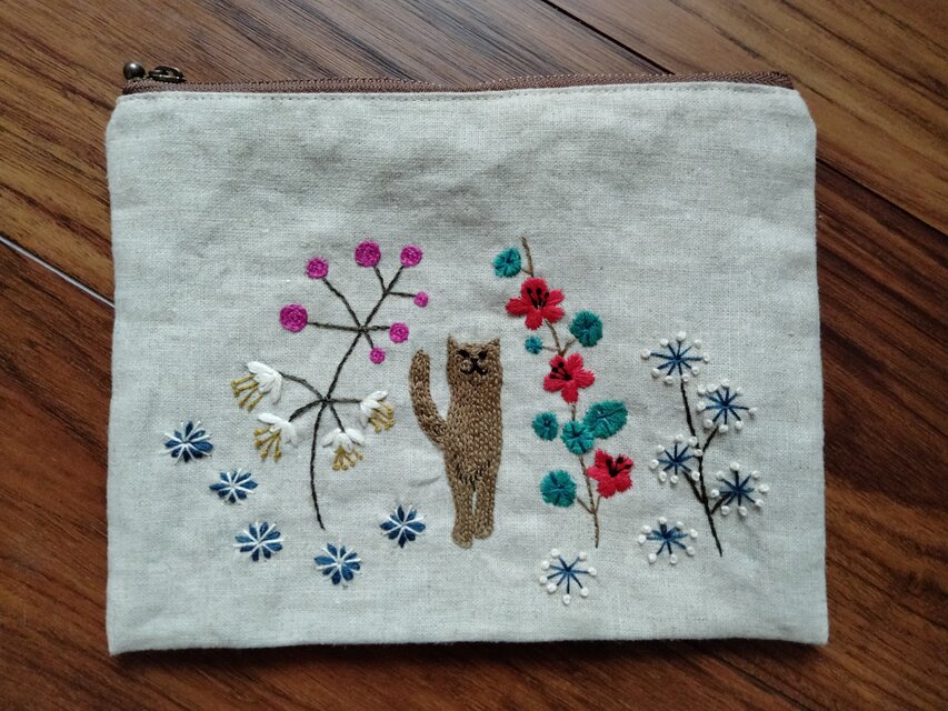 手刺繍☆リネンのポーチ☆猫の散歩 | iichi 日々の暮らしを心地よく