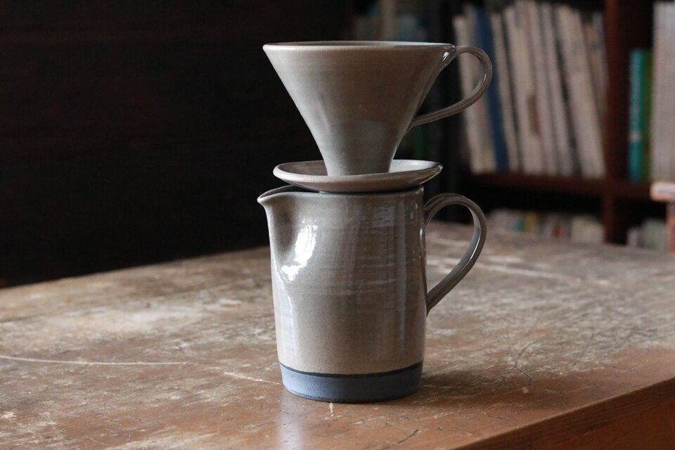 陶器のコーヒーサーバー グレージュ | iichi 日々の暮らしを心地よく
