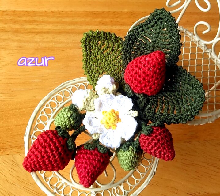 苺のコサージュ（中） 西洋イチゴ