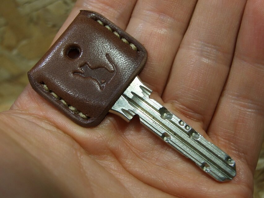 猫刻印のキーカバー　焦げ茶