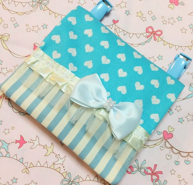 送料込み　ハンドメイド移動ポケット　ストライプラメハート水色