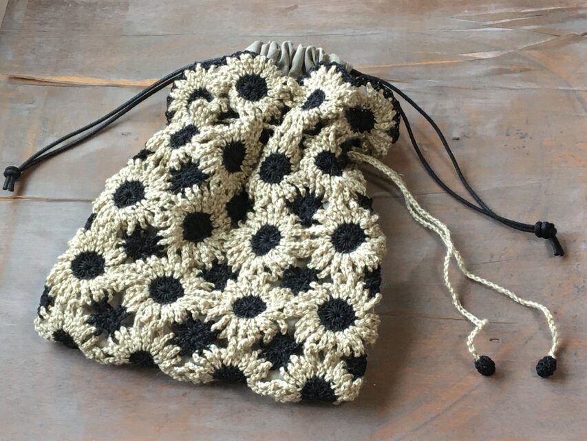 フラワーモチーフの巾着(グリーン・ブラック)