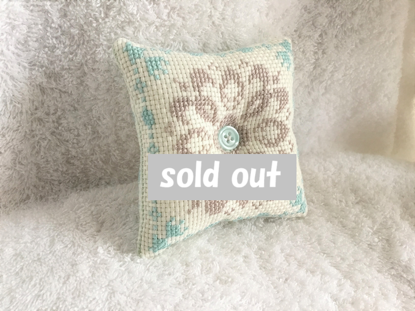 クロスステッチのピンクッション・キナリ