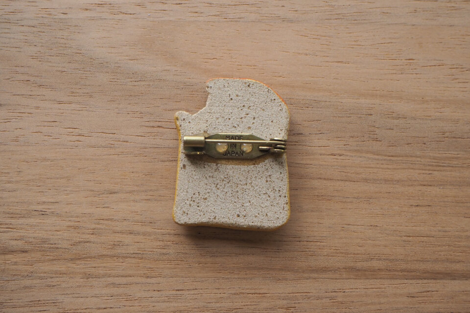 かじられた食パンの陶土ブローチ いちごジャムバージョン | iichi 日々