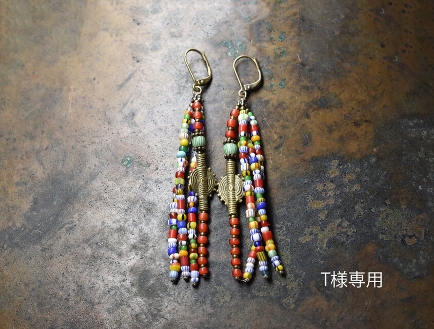 「T様専用」クリスマスビーズとホワイトハーツ、民族ブラスとグリーンシェブロンビーズの4連ピアス