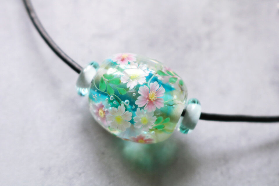 コスモスのとんぼ玉（ガラス玉）