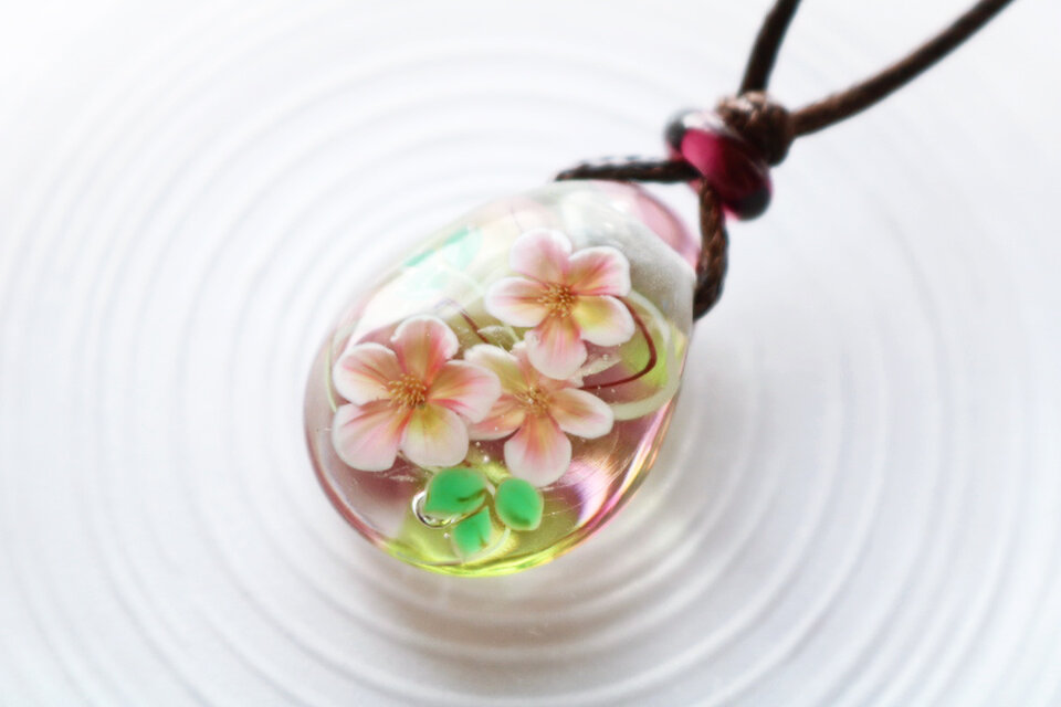 クリスマスローズのとんぼ玉ガラスペンダント