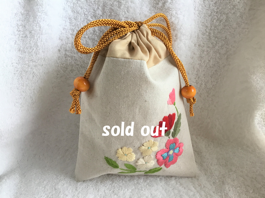 花刺繍の巾着・ベージュ