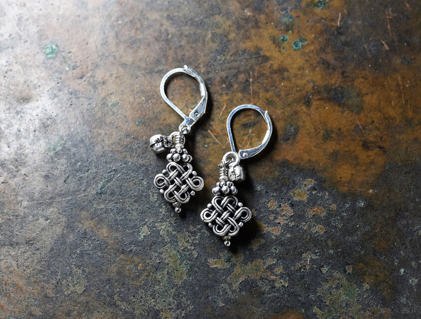 エンドレスノットとインドシルバーの小さな鈴のピアス(再販)