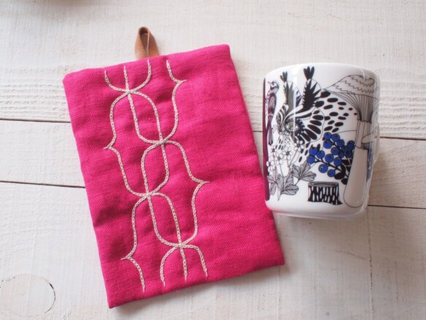 アイヌ刺繍の鍋つかみ　リネンの鮮やかピンクに草木染ホップで