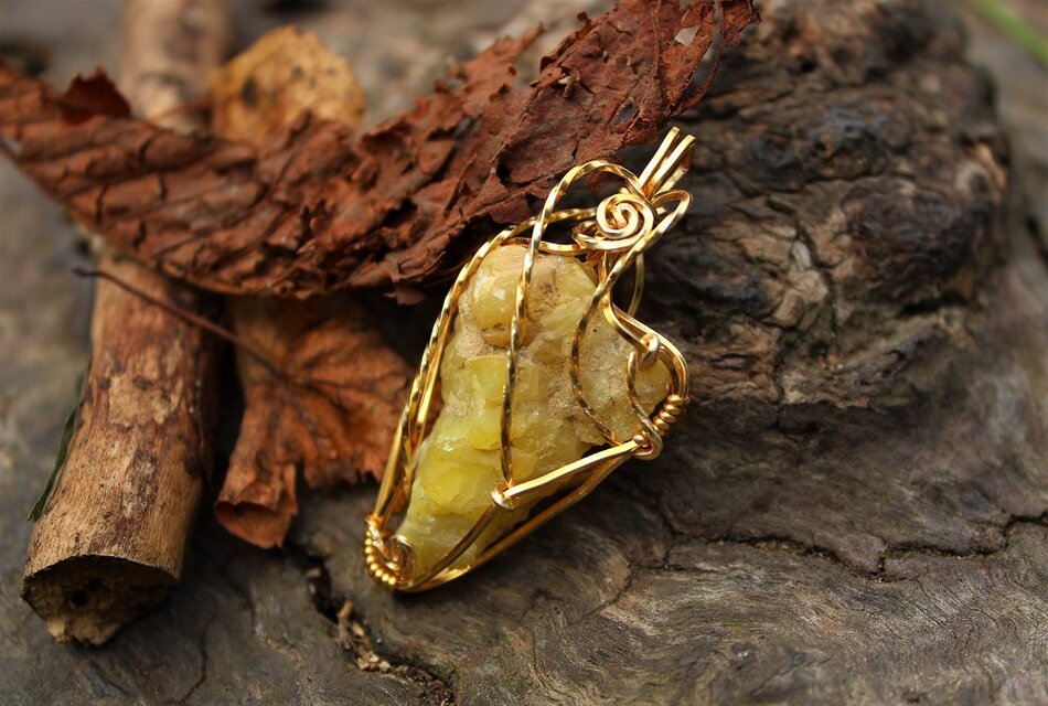 イエロースミソナイト　信頼、良識を象徴する癒しの石