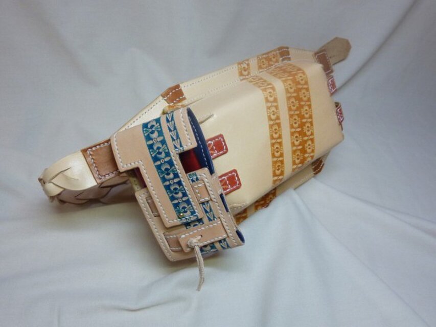 ヌメ革のヒップバッグとスマホポーチ