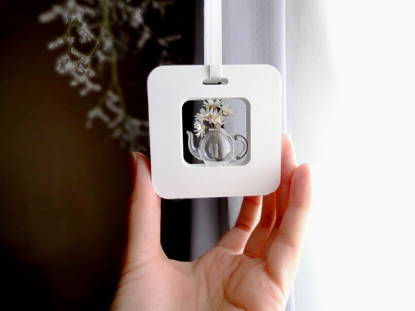 アロマストーン ■ 四角い出窓の風景  ■ ガラスのティーポット　小さなブーケつき