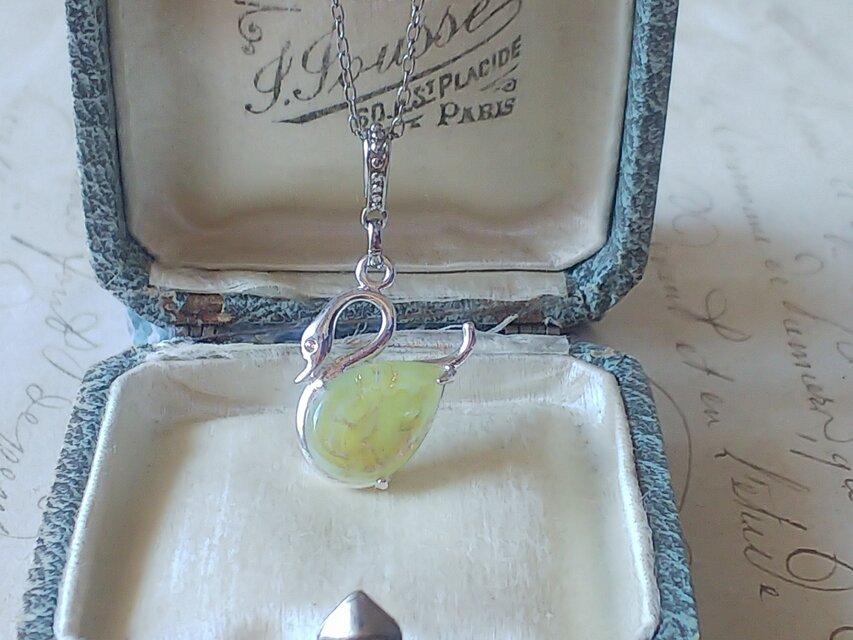 ヴィンテージ　ピスタチオGreenドラゴンズブレス／Swan　Silverカラーネックレス