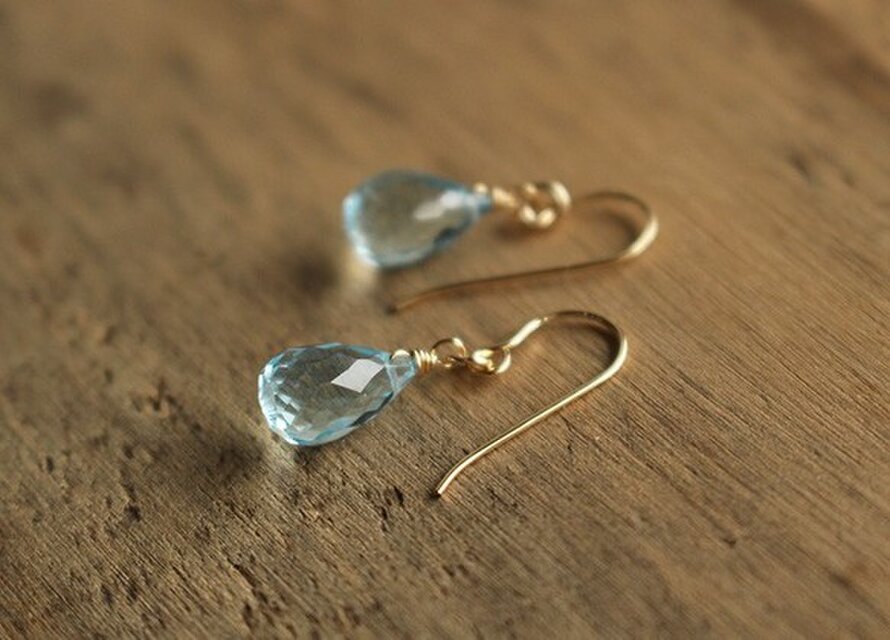 スカイブルートパーズ＜ドロップカット・AAA＞のピアス（K14GF）