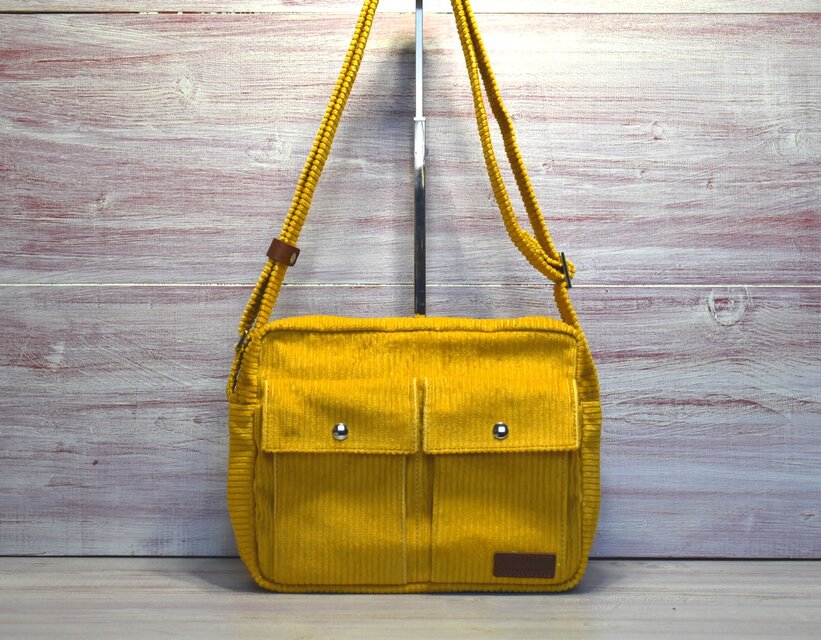 Kuttari コーデュロイのくったりショルダーバッグ(マスタード）