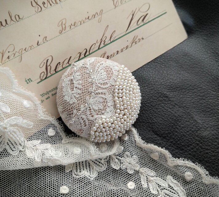 送料無料*アンティークレース*リネン*パール*ビーズ*ブローチ