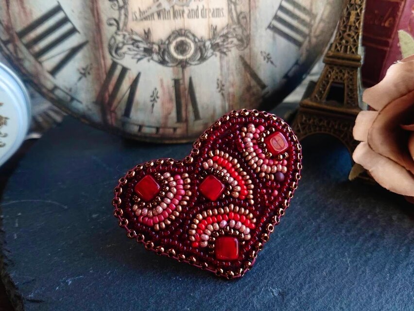 ハートのブローチ〜ミステリアスレッド〜