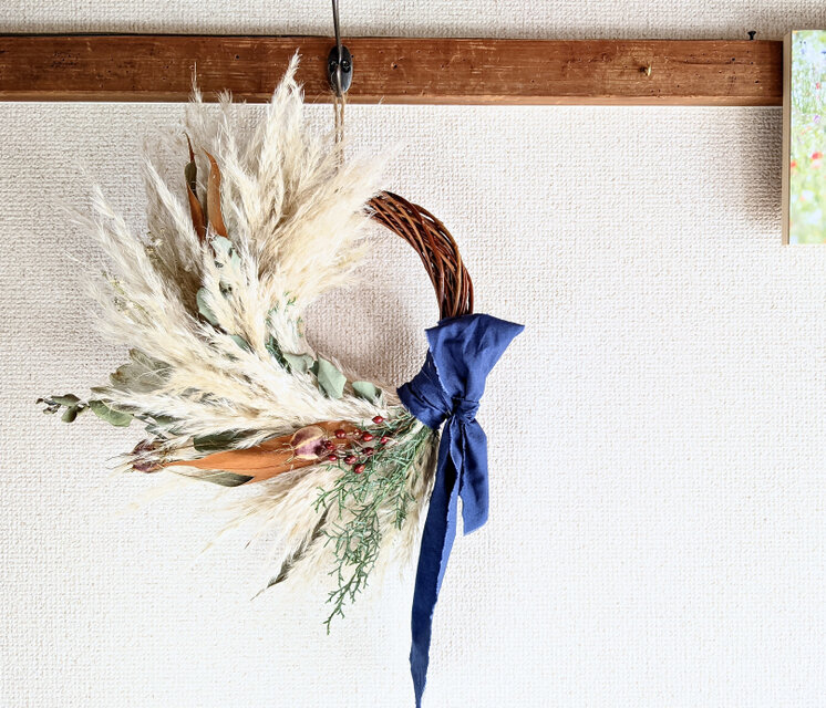 パンパスグラスとニゲラ、野バラの実などを使ったレトロなドライフラワー・スワッグ
