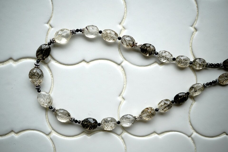 トルマリンクオーツ（オヴァールカット）とブラックスピネルネックレス