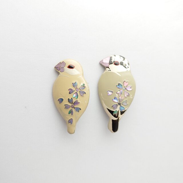 見返り文鳥 桜螺鈿 漆ブローチ | iichi 日々の暮らしを心地よくする