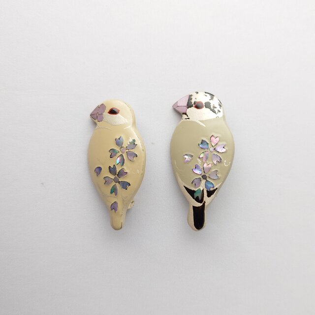 見返り文鳥 桜螺鈿 漆ブローチ | iichi 日々の暮らしを心地よくする