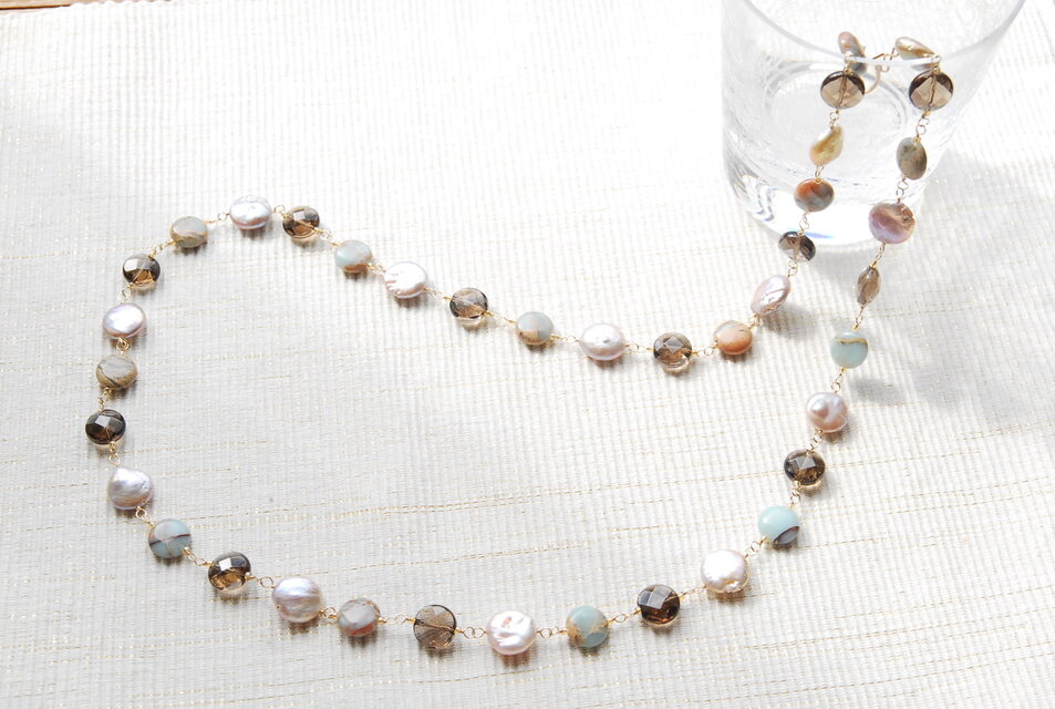秋深まる色合いの石とコインパールのネックレス１４kgf